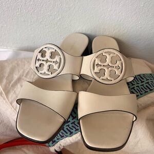 Tory Burch Cream Sandals with Iconic Logo and Minimalist Design